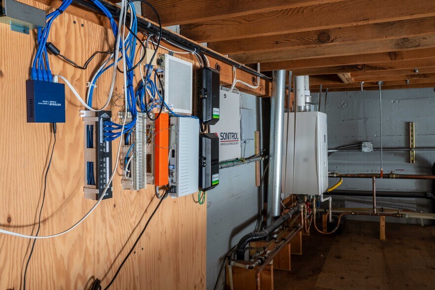 More Photos Of 2319 NE Glisan St, Portland Auto Dealership For Sale
