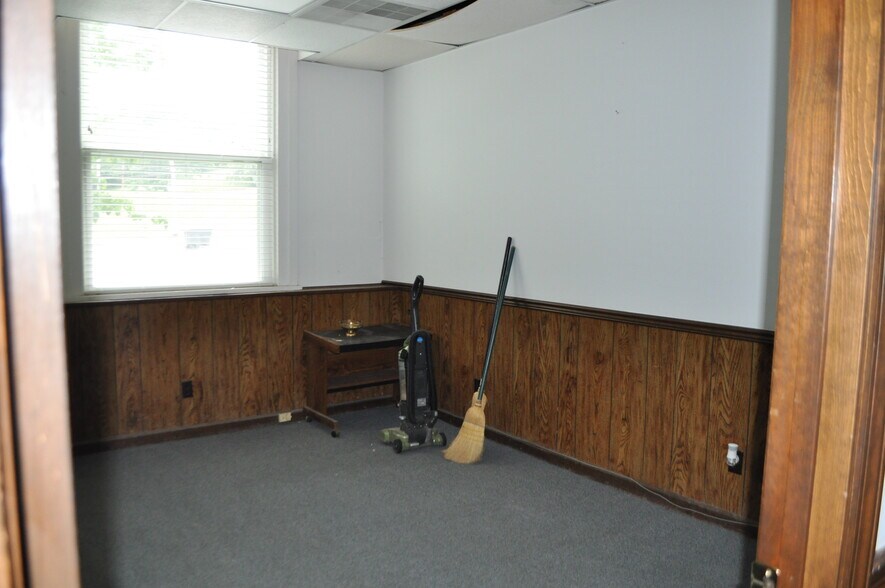 More Photos Of 414 Wharf St, Loudon Office For Sale