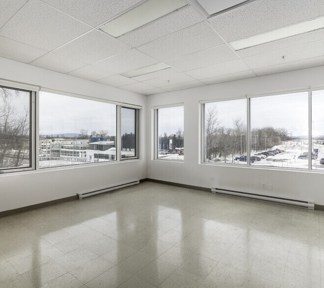 More Photos Of 2511 Boul Du Parc-Technologique, Québec Manufacturing For Sale