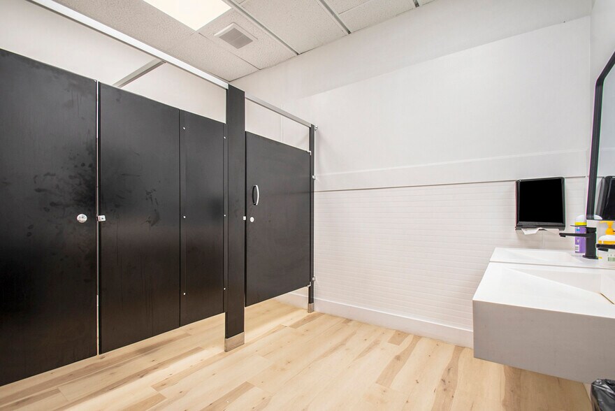 More Photos Of 1628 N Ironwood Dr, South Bend Freestanding For Lease