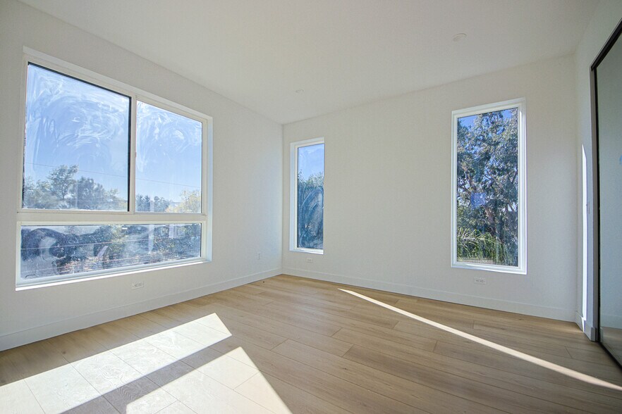 More Photos Of 6401 Odessa Ave, Lake Balboa Multifamily For Sale