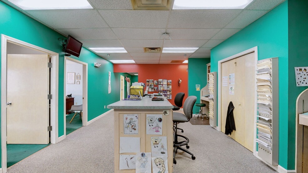 More Photos Of 1701 Spring St, Jeffersonville Medical For Sale