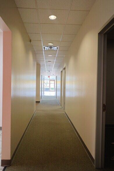 More Photos Of 2703 W Mockingbird Ln, Dallas Flex For Lease