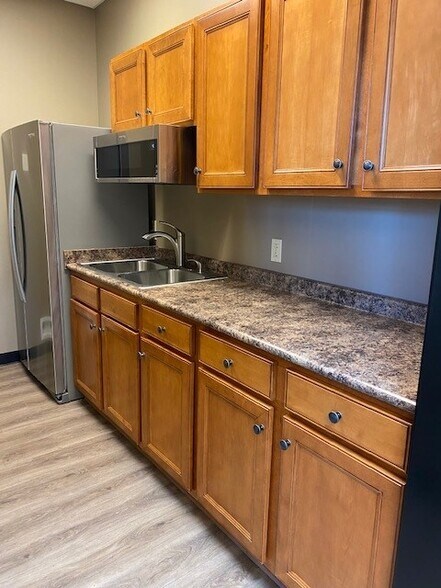 More Photos Of 120 Center Pointe Dr, Clarksville Office For Lease