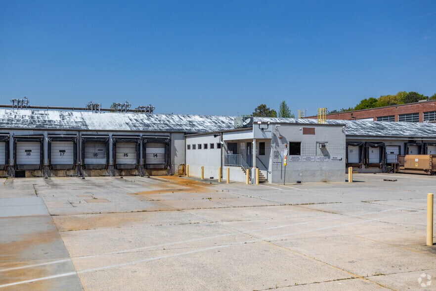 More Photos Of 1239 Oakleigh Dr, East Point Warehouse For Lease