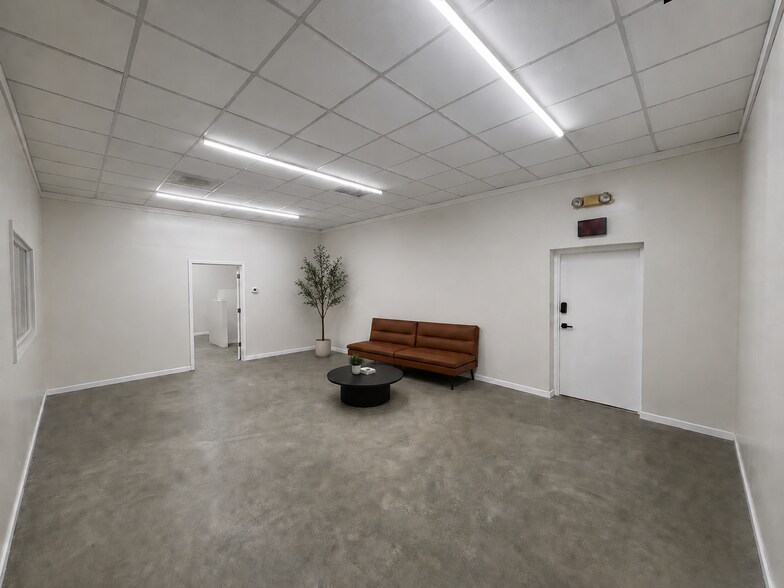 More Photos Of 75 Industrial Blvd, Eastman Showroom For Sale