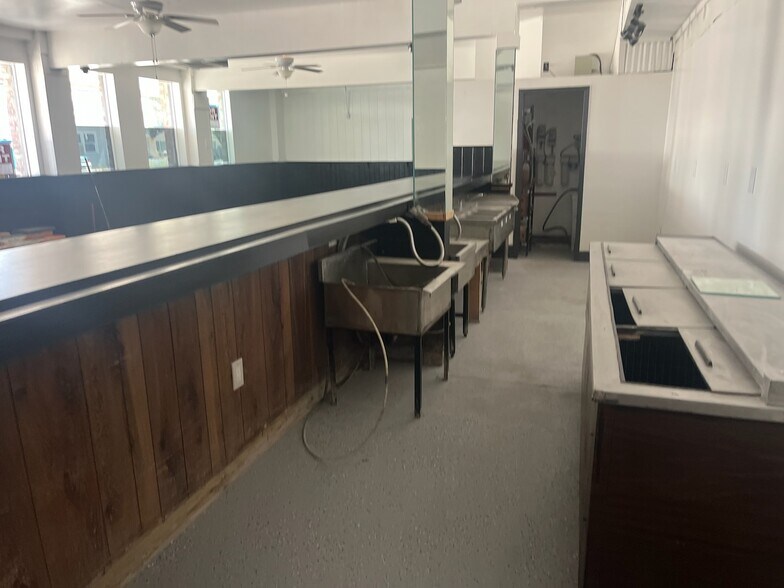 More Photos Of 215 Fairman St, Yuba City Bar For Sale