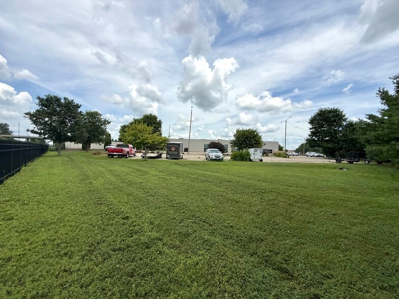 More Photos Of 419 Kays Dr, Normal Industrial For Sale