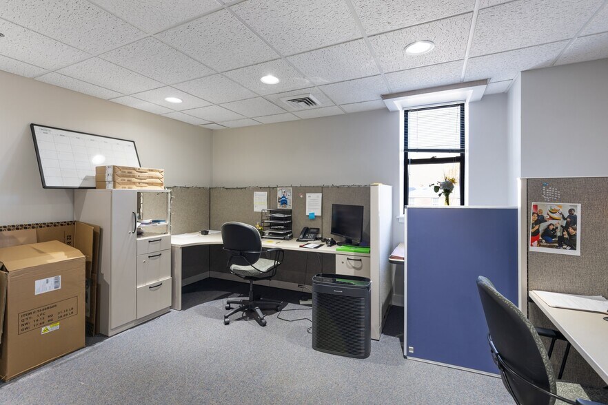 More Photos Of 19-25 Main St, Hartford Office Residential For Sale