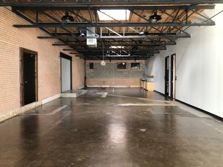 More Photos Of 3710-3712 Commerce St, Dallas Storefront Retail Office For Lease