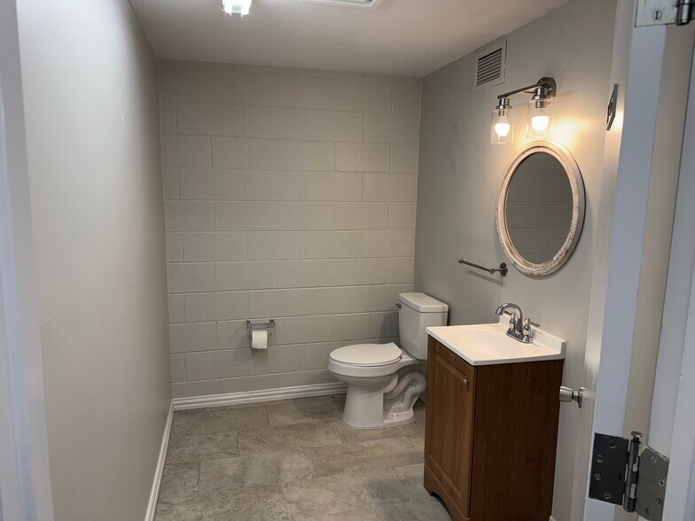 More Photos Of 300 N Washington St, Kaufman Office For Sale