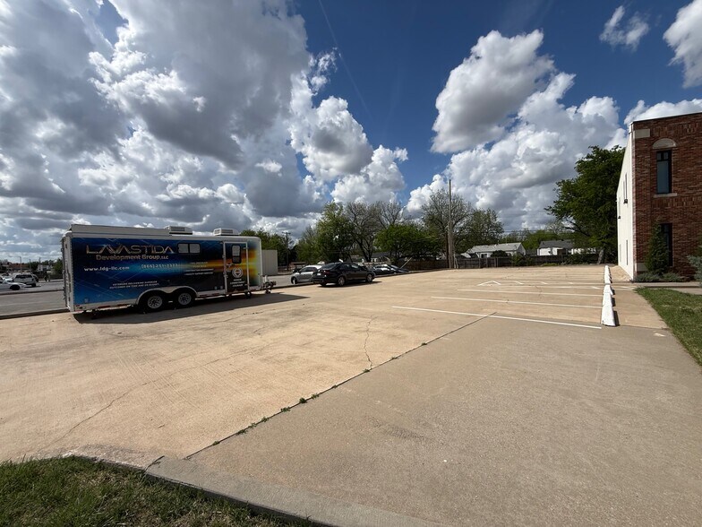 More Photos Of 425 W Gray St, Norman Office For Sale
