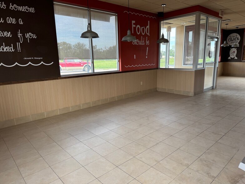 More Photos Of 1410 E Broadway Ct, Newton Restaurant For Sale