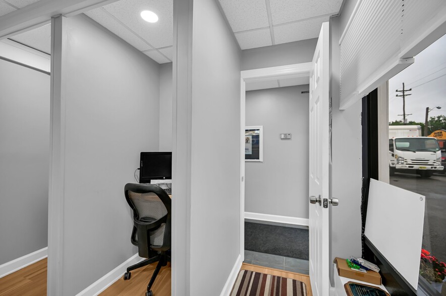 More Photos Of 33 N Morris St, Dover Auto Repair For Sale