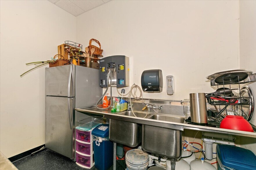 More Photos Of 7970 Cherry Ave, Fontana Showroom For Lease