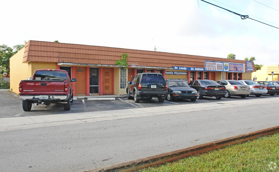 More Photos Of 4406-4420 W Oakland Park Blvd, Lauderdale Lakes Unknown For Lease