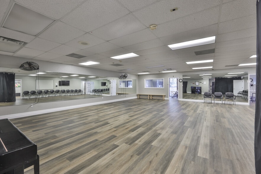 More Photos Of 307 S Parsons Ave, Brandon Storefront For Lease