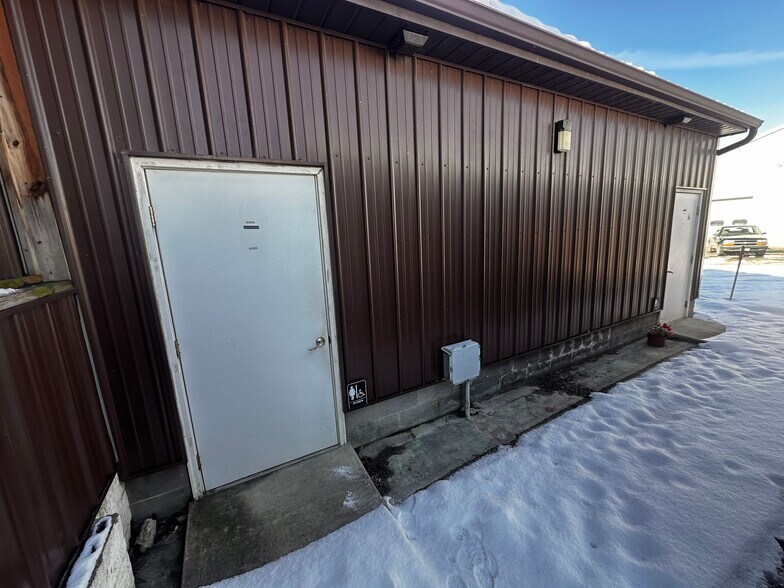 More Photos Of 522A S Main St, Broadway Flex For Sale