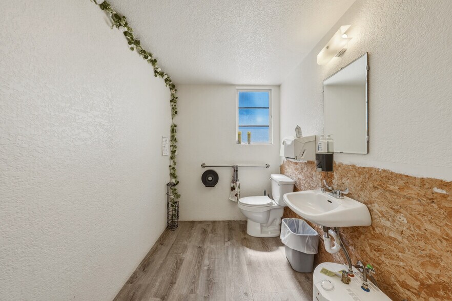 More Photos Of 14420 Lakeshore Dr, Clearlake Office For Sale