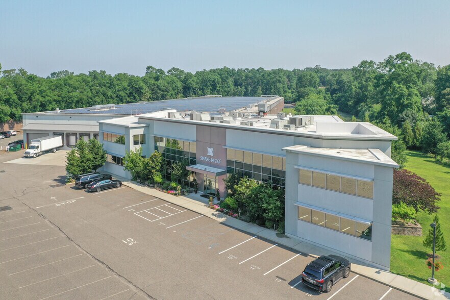 More Photos Of 85 Harbor Rd, Port Washington Warehouse For Lease