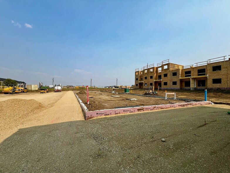 More Photos Of 1 Beacon Hill Dr, Sylvan Lake Storefront For Lease