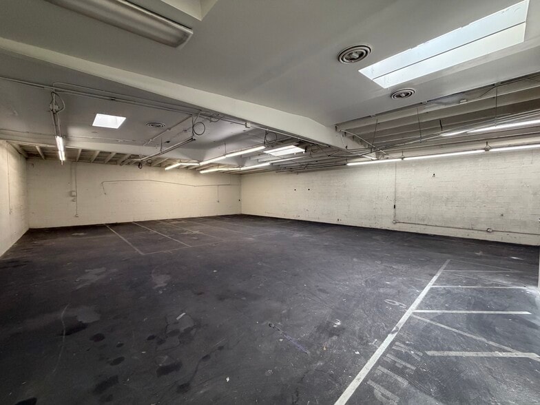 More Photos Of 421 W Palmer Ave, Glendale Warehouse For Lease