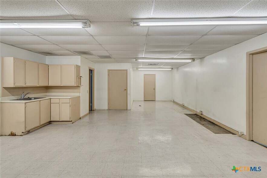More Photos Of 306 N Wells St, Edna Office For Sale