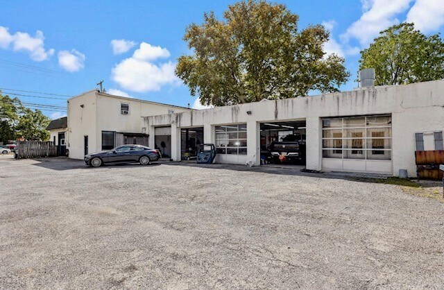 More Photos Of 2271 E Farragut Ave, Bristol Auto Repair For Sale