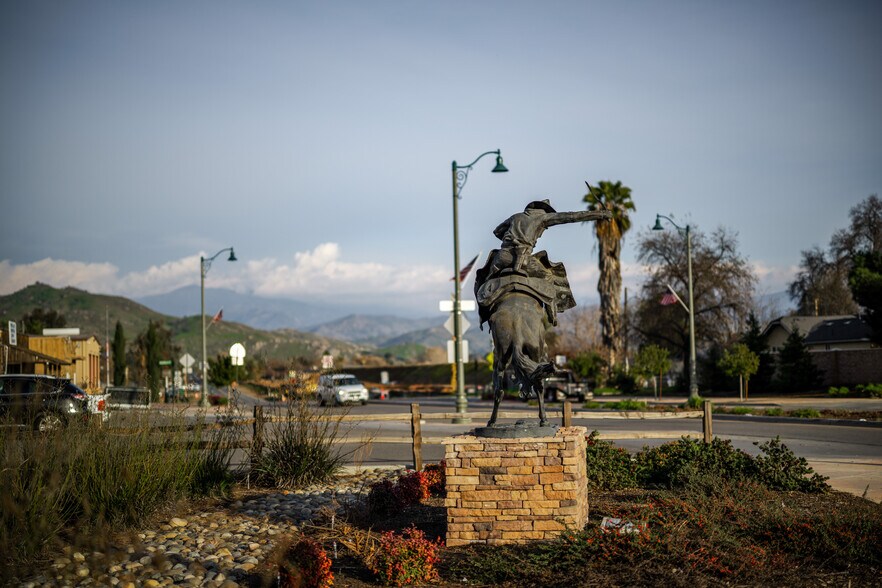 More Photos Of 405 S Acacia St, Woodlake Warehouse For Sale
