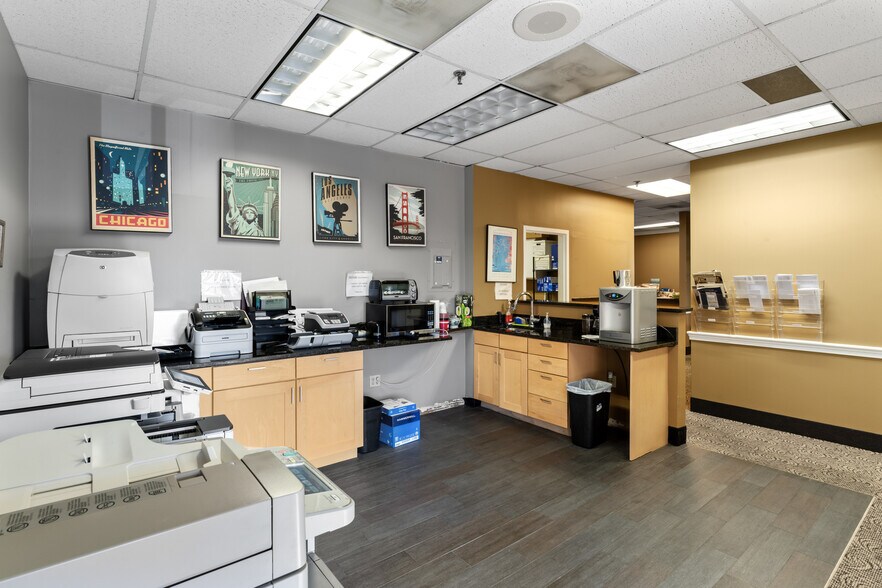 More Photos Of 20 Pidgeon Hill Dr, Sterling Medical For Lease