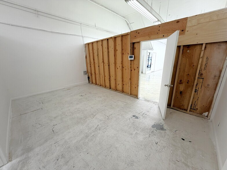 More Photos Of 1020 S Los Angeles St, Los Angeles Light Manufacturing For Lease