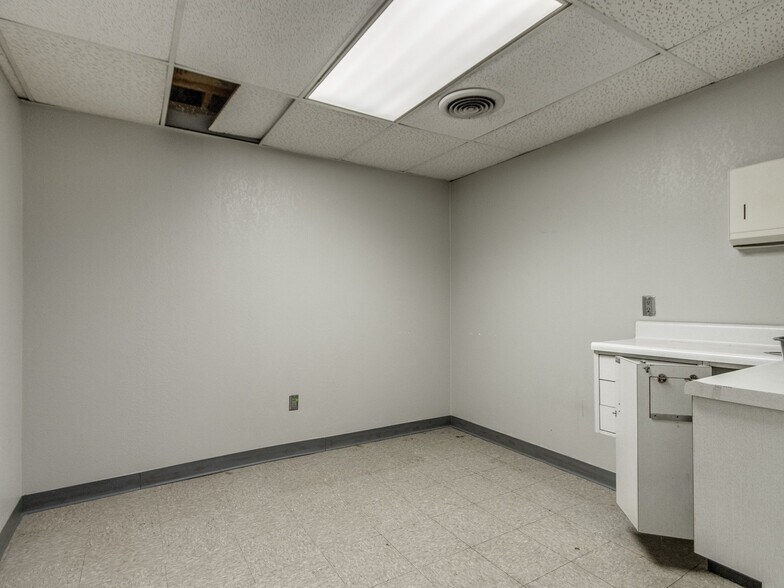 More Photos Of 5835 S Pennsylvania Ave, Oklahoma City Medical For Sale