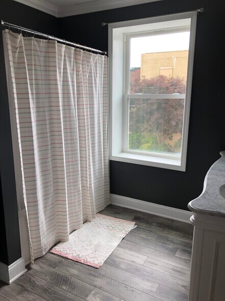 More Photos Of 103 N College Ave, Newton General Retail For Lease