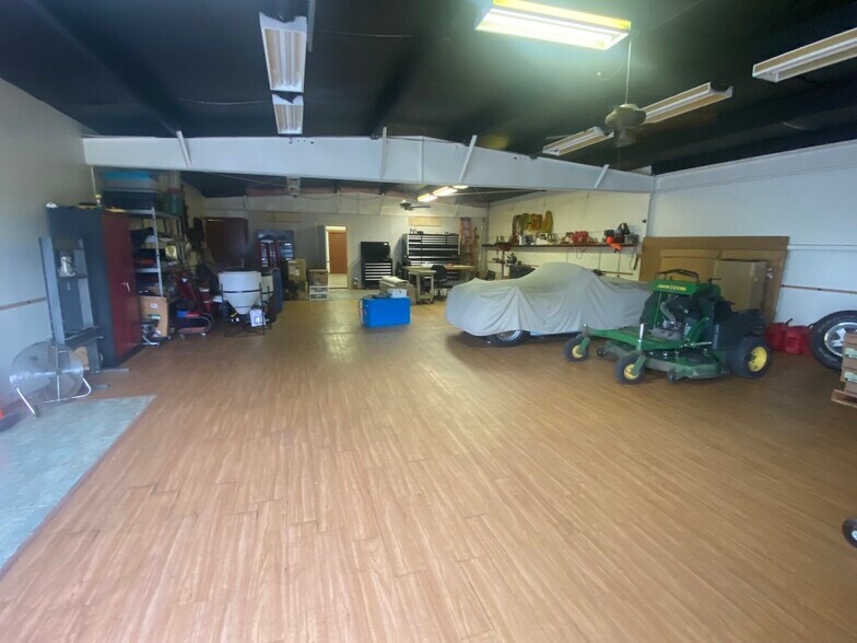 More Photos Of 621-633 N Kessler St, Wichita Showroom For Lease
