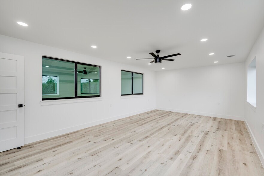 More Photos Of 15210 Fitzhugh Rd, Austin Warehouse For Lease