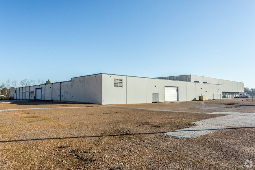 More Photos Of 3615 Lamar Ave, Memphis Warehouse For Lease