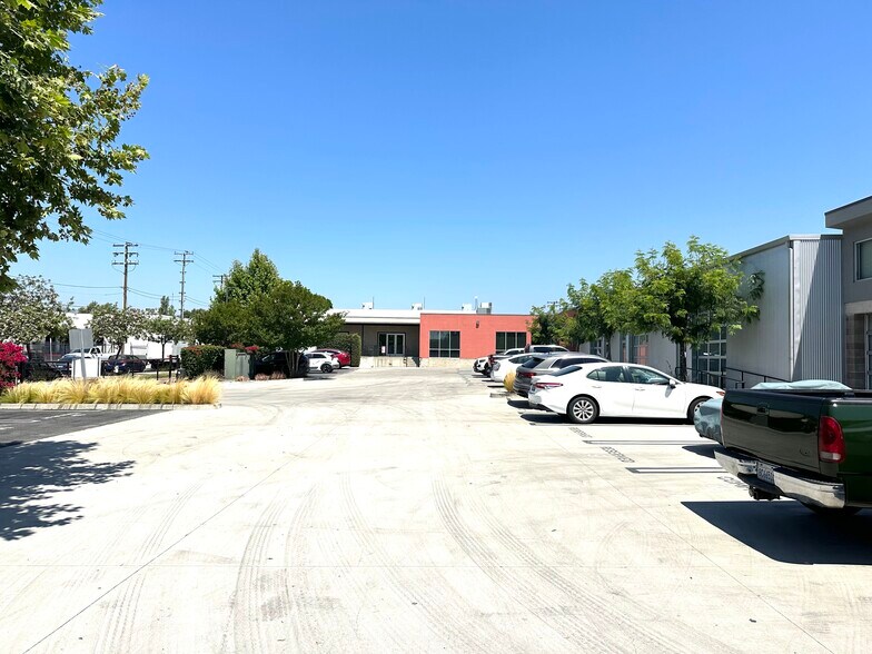 More Photos Of 1621 1st St, San Fernando Flex For Lease