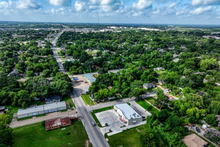 More Photos Of 1600 S Day St, Brenham Medical For Sale
