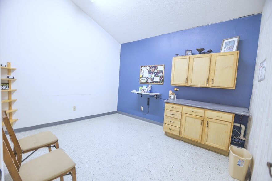 More Photos Of 105 Ash Ave NE, Wadena Veterinarian Kennel For Sale
