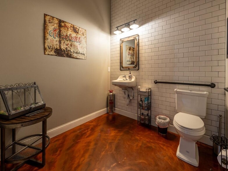 More Photos Of 528 Blackburn St, Cody Auto Repair For Sale