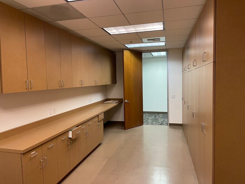 More Photos Of 26010 Mureau Rd, Calabasas Office For Sale