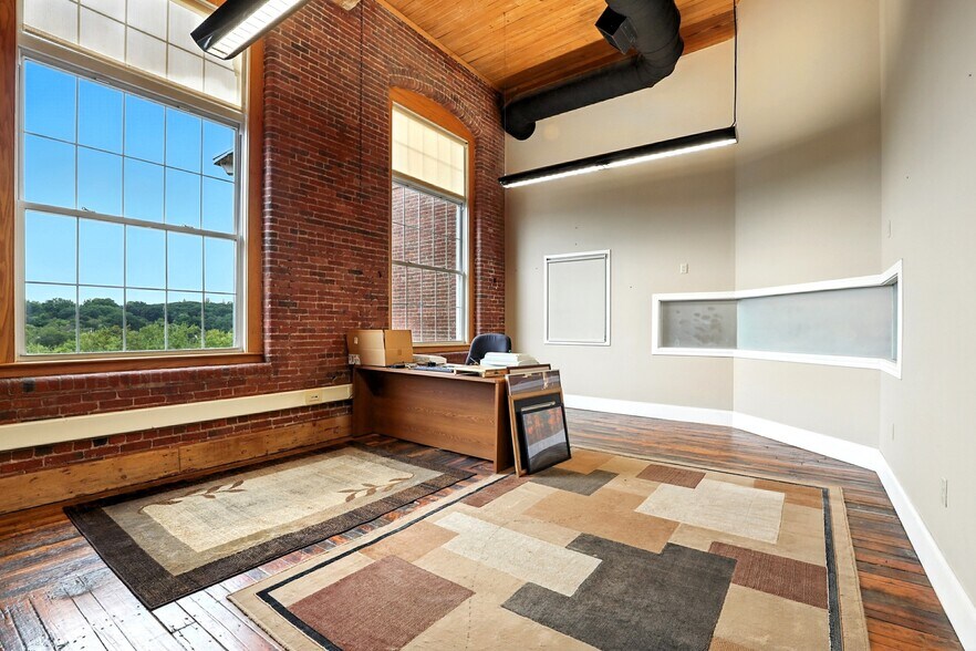 More Photos Of 670 N Commercial St, Manchester Apartments For Lease