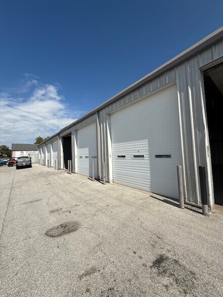 More Photos Of 4103 W Sunshine St, Springfield Warehouse For Lease