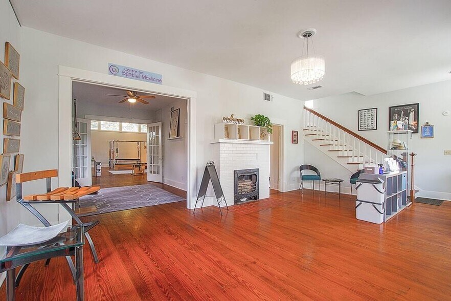 More Photos Of 108 W 10th 1/2 St, Houston Storefront Retail Office For Lease