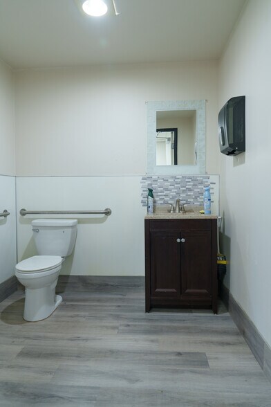 More Photos Of 7754 Arjons Dr, San Diego Manufacturing For Lease