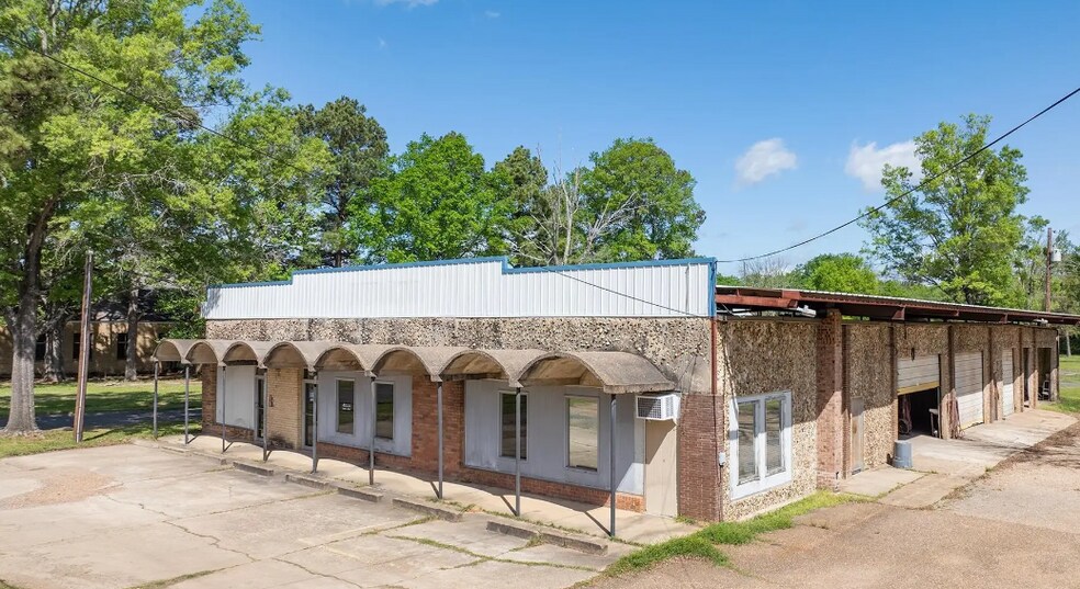 Primary Photo Of 1605 E Avenue A, Hooks Warehouse For Sale