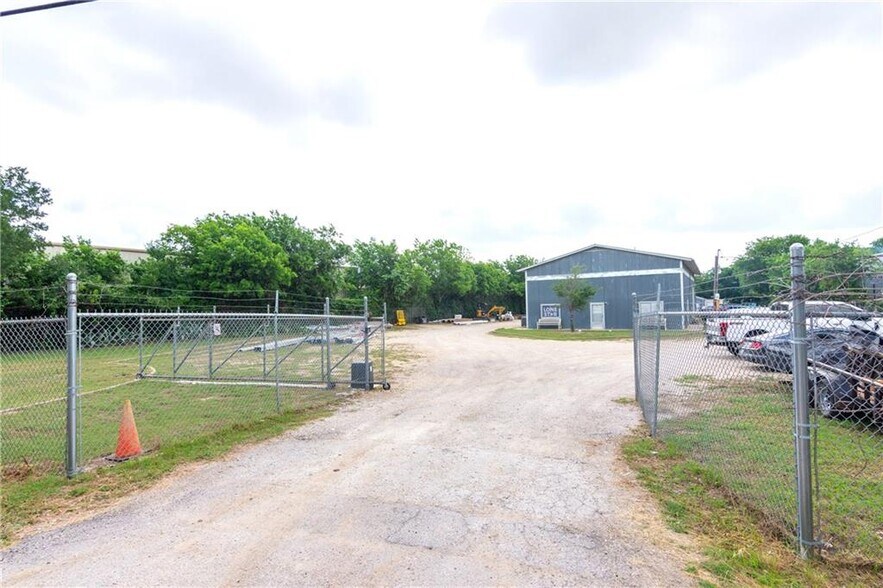 More Photos Of 10509 Old Manchaca Rd, Austin Warehouse For Lease