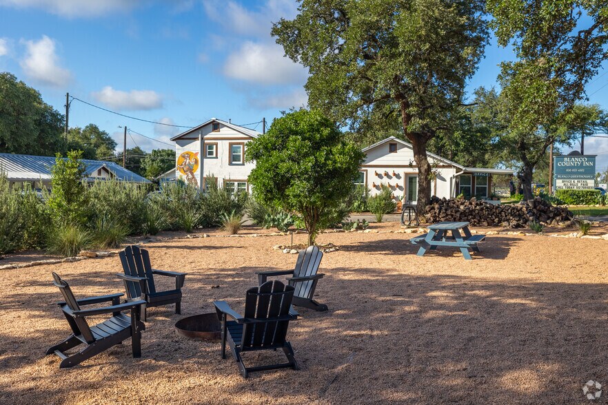 More Photos Of 902 Main St, Blanco Office Residential For Sale