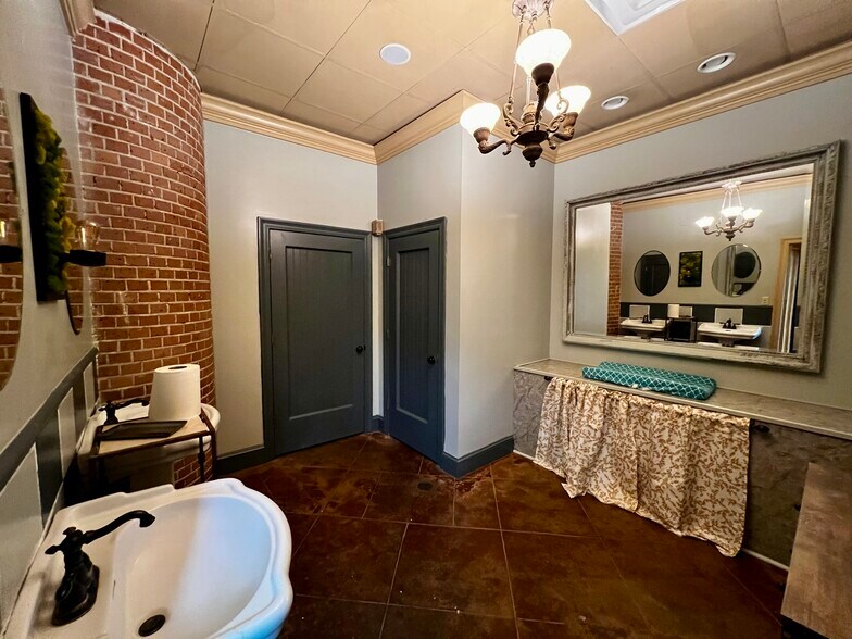 More Photos Of 117 Walnut St, Hattiesburg Restaurant For Sale