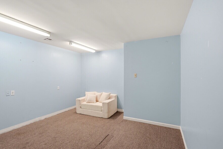 More Photos Of 711 N Causeway Blvd, Mandeville Flex For Lease